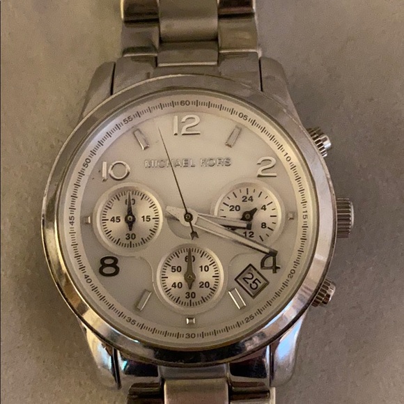 Michael Kors Oversized Watch - Picture 2 of 4